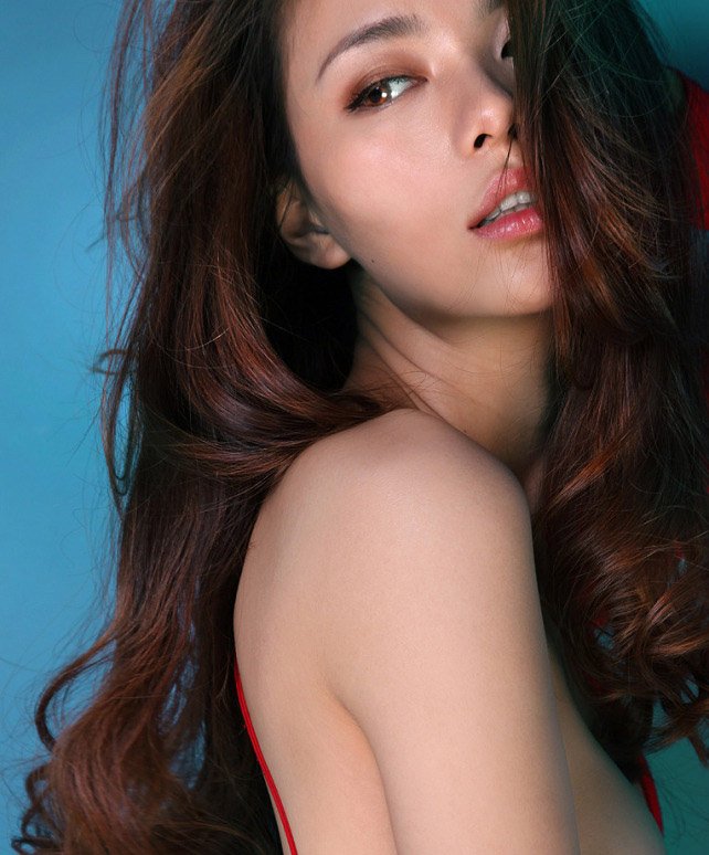 她自然,纯真的天性影响着周围的每一个人,她热爱生活,无拘无束