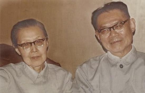 当李开弟的老伴去世后,两个古稀老人终于走到一起.